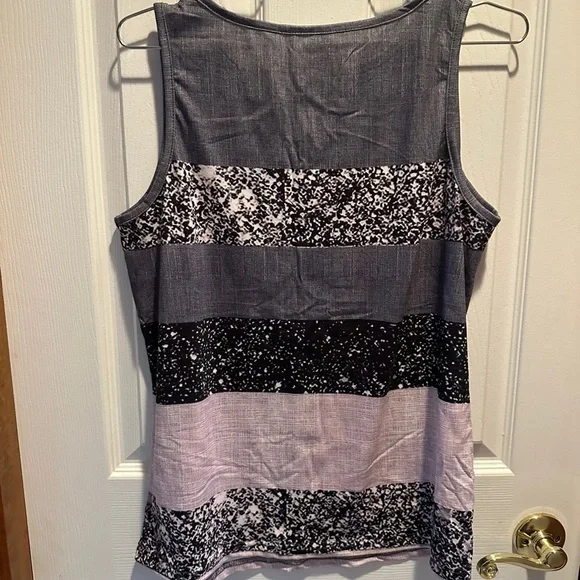 Chic Sleeveless Tank Top with Button Detail - Picture 4 of 4